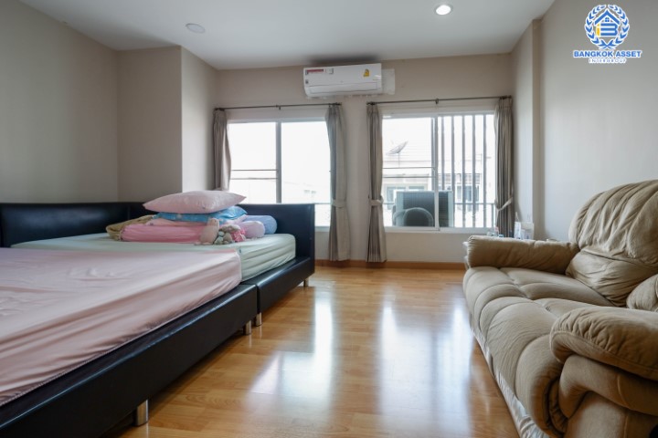 *****ทาวน์โฮมมือสองย่านกรุงเทพมหานคร ม.บ้านกลางเมืองเออบาเนียน เกษตร-นวมินทร์ 2 หลังมุม! เนื้อที่กว้างเกือบ 20 ตร.ว. ฟังก์ชัน 3 ห้องนอน 3 ห้องน้ำ 1 ที่จอดรถ ฮวงจุ้ยสุดปัง แถมฟรี! 4 เครื่องปรับอากาศ 2 เครื่องทำน้ำอุ่น บนทำเลดี ใกล้รถไฟฟ้าสายอนาคต สีชมพู "สถานีลาดปลาเค้า"